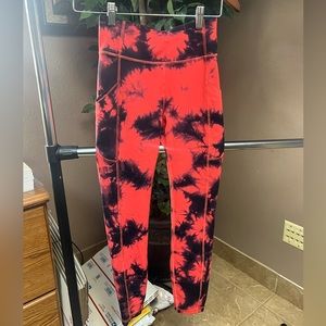 Lululemon Cropped Leggings in black and red tie dye with pockets Size 4 Like new
